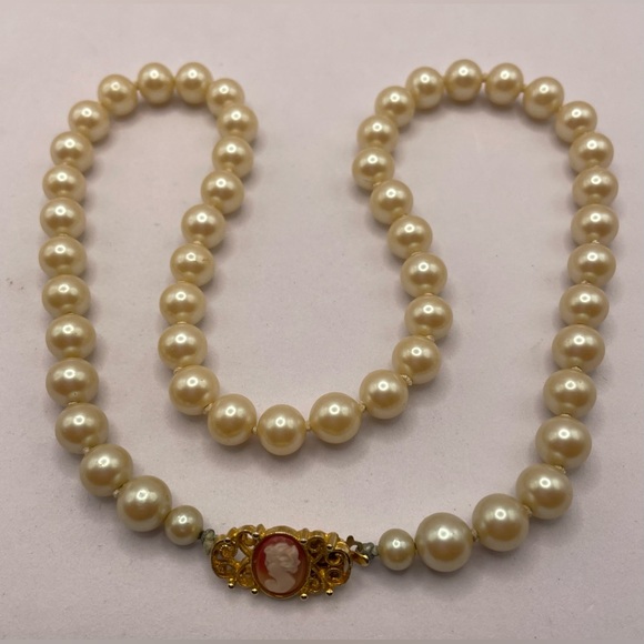 Vintage Strand of Glass Pearls Knotted with Gold Tone Cameo Clasp Unique - Picture 2 of 9